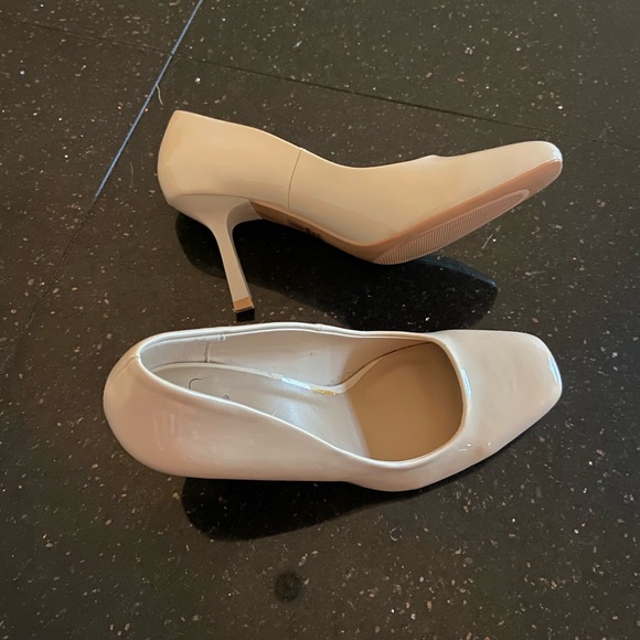❤️ in a D SHINY WOMEN’S dressy heals in Cream White size 7.5 NEW - Picture 3 of 10